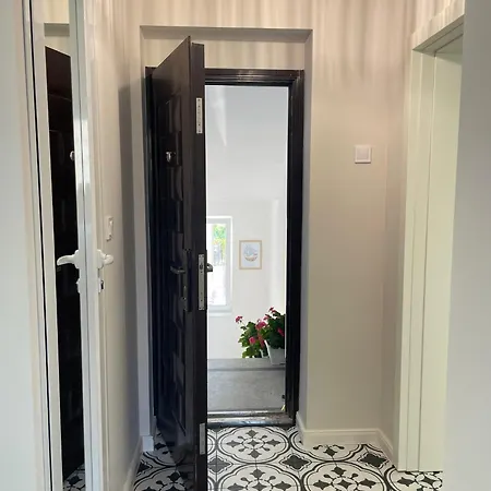 Nearby The Sea- Elegant Retreat In Apartment Varna