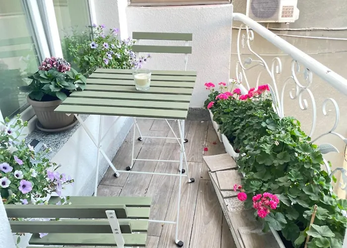 Nearby The Sea- Elegant Retreat In Apartment Warna