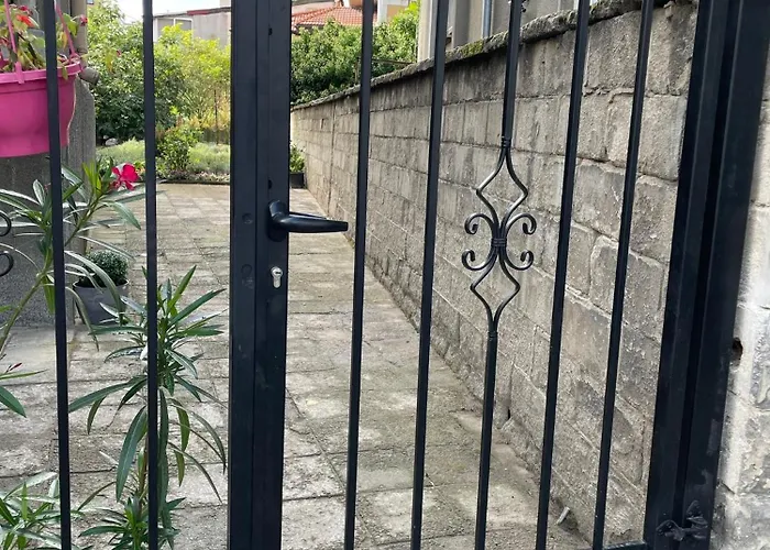 Nearby The Sea- Elegant Retreat In Apartmán *